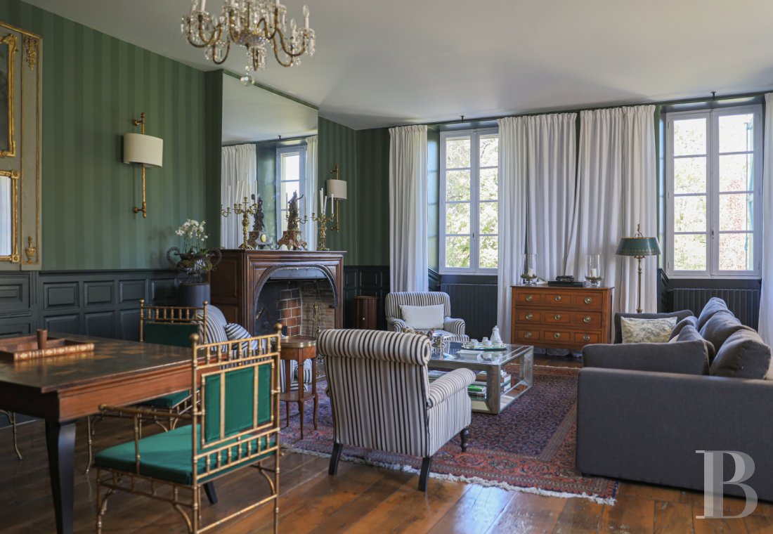 An 18th century chateau surrounded by trees and hills in the Lot valley - photo  n°10